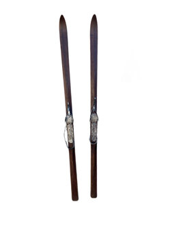 Anciens Skis &#039;&#039;Bois&#039;&#039; &agrave; louer