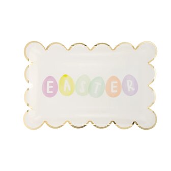 Assiettes en carton avec &oelig;ufs de P&acirc;ques 